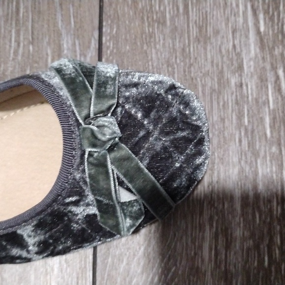 Zigi Soho gray quilted diamond velvet flats. NWOT. Size 8.5 - Picture 2 of 10